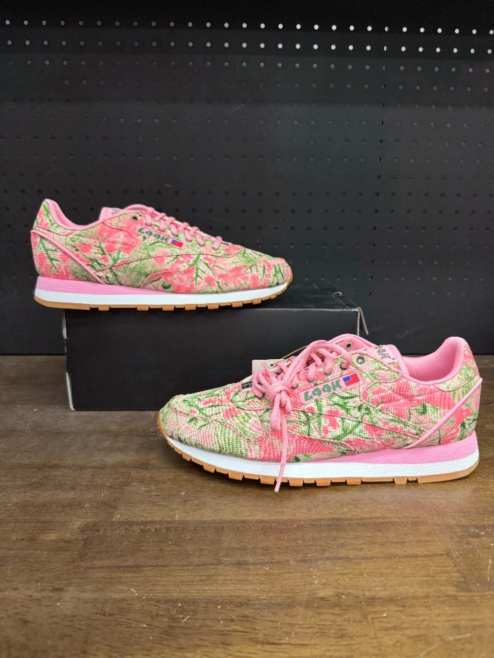 New W/ Box! Men's Reebok Classic Leather Look Pink White Green Camo Size 10